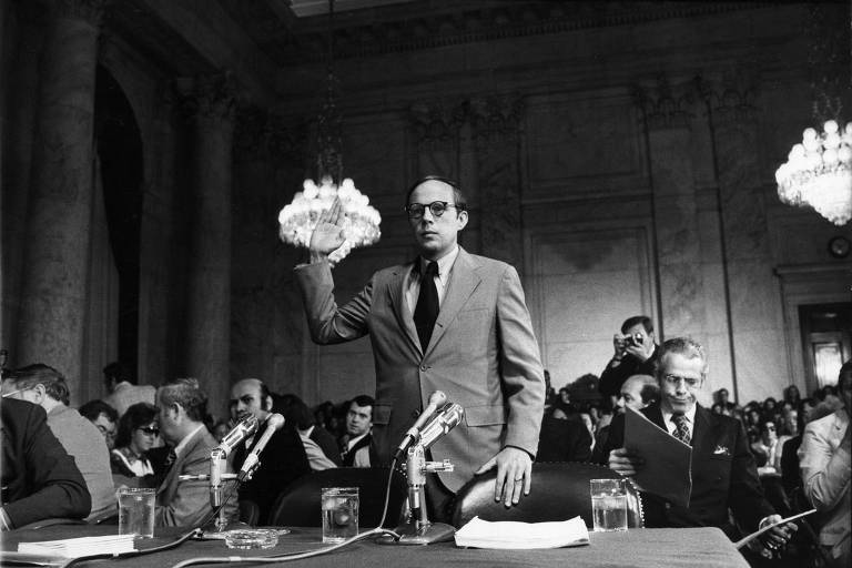 O advogado John Wesley Dean faz juramento antes de testemunhar no Senado para o comitê de investigação de Watergate, em Washington