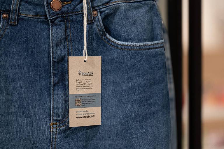 Calça jeans rastreável com blockchain vendida pela Renner
