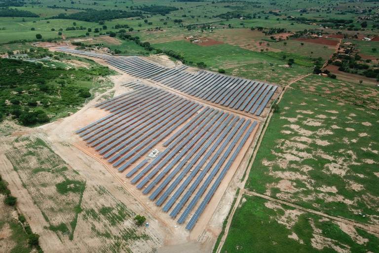 Construída no norte de Minas Gerais, essa usina do Banco do Brasil vai fornecer energia para 100 agências do estado; além disso, 1 mil toneladas de dióxido de carbono deixarão de ser emitidas por ano, o equivalente ao plantio de cerca de sete mil árvores