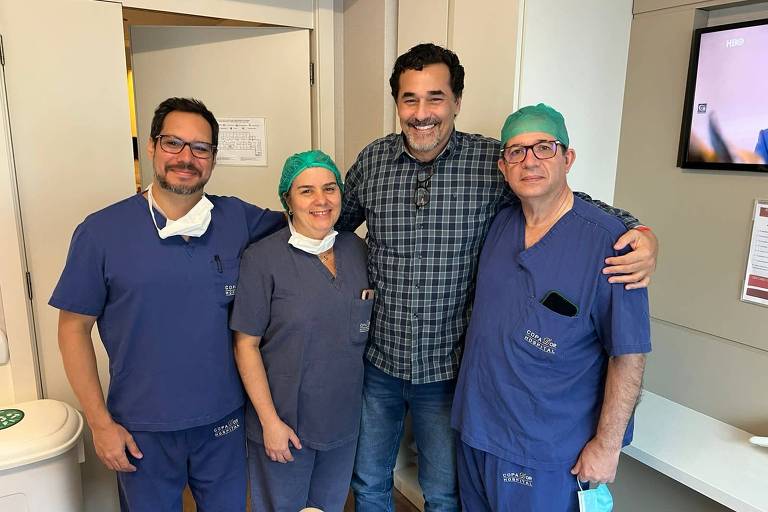 Luciano Szafir posa com equipe médica após alta