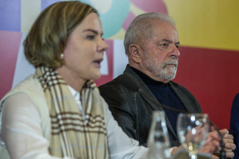 O ex-presidente Lula e a presidente do PT Gleisi Hoffmann durante reunião da coligação em SP