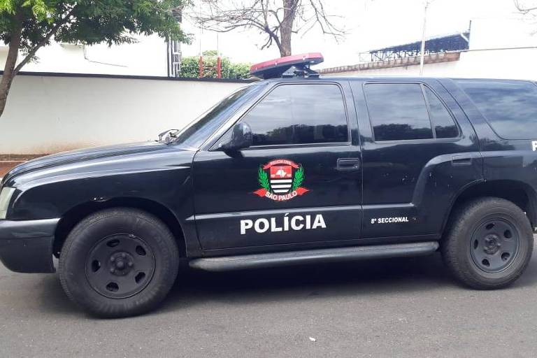 Foto mostra Chevrolet Blazer preta com o logotipo da Polícia Civil na porta do motorista