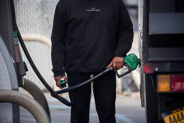 Homem abastece veículo em posto de combustível no bairro do Brooklyn, em Nova York, nos Estados Unidos