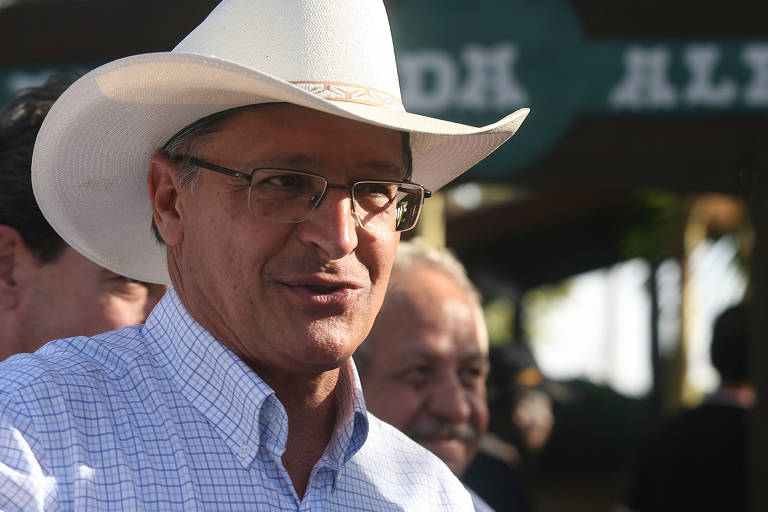 Geraldo Alckmin usa chapéu de boiadeiro em Barretos (SP)