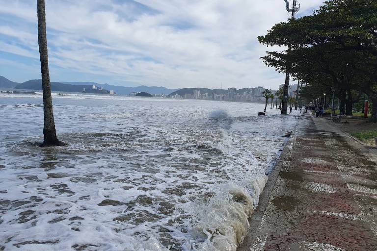 Orla de Santos é tomada pela água do mar em manhã de ressaca