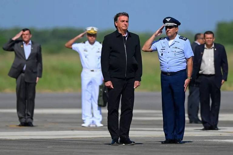 O então presidente Jair Bolsonaro é saudado por militares das Forças Armadas em junho de 2022