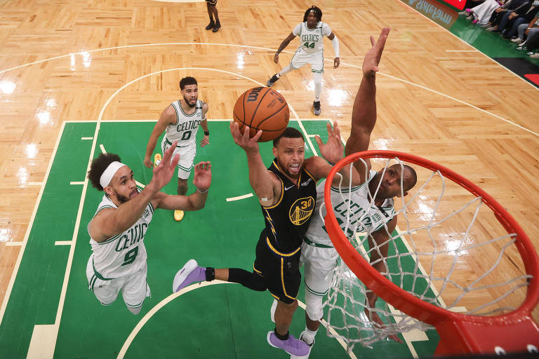 Stephen Curry, do Golden State Warriors, no quinto jogo de disputa pela final da NBA contra o Boston Celtics, na última sexta-feira (10)