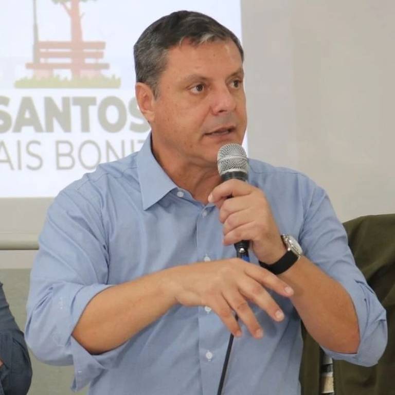 Rogério Santos, prefeito de Santos, durante evento na cidade litorânea