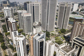 Prédios de escritórios no eixo entre avenida Berrini e marginal Pinheiros, em São Paulo