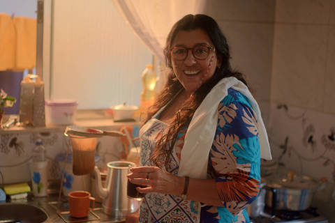 Regina Casé como dona Lurdes, personagem de 'Amor de Mãe', resgatada para campanha publicitária do banco BV