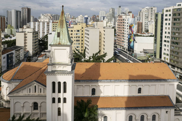 O sino está no topo do campanário da igreja de São Geraldo, localizada na zona oeste de São Paulo