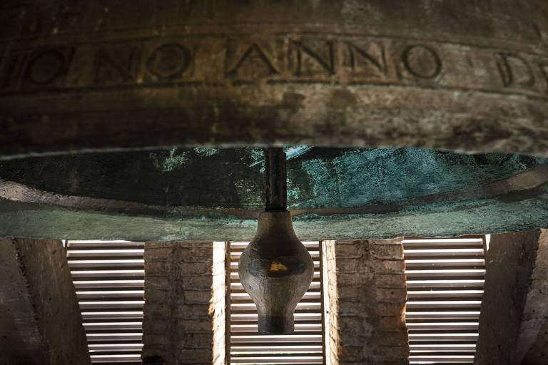 O atual pêndulo substitui o badalo original do sino, que está guardado na igreja
