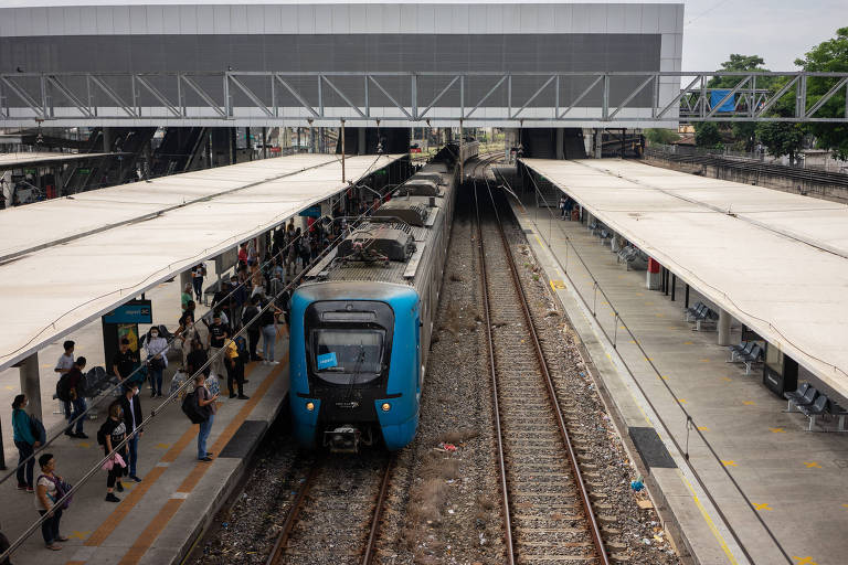 Imagem colorida mostra um trem da Supervia chegando à uma das plataformas da estação de São Cristóvão, na zona norte do Rio.