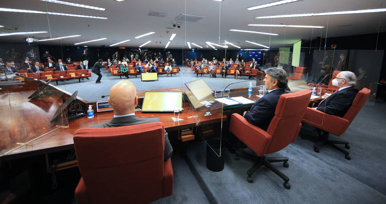 Os ministros do STF Alexandre de Moraes (esq..), Luix Fux e Edson Fachin, durante painel "Contribuição das universidades para a preservação da democracia", do STF
