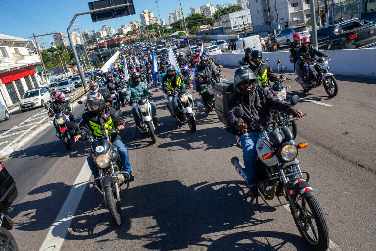 Motoboys protestam após motorista destruir moto de entregador