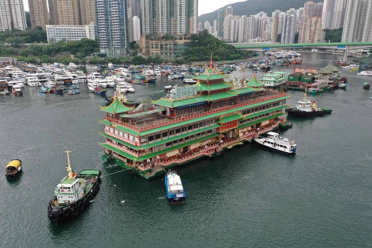 O restaurante flutuante Jumbo Floating atracado em porto de Hong Kong