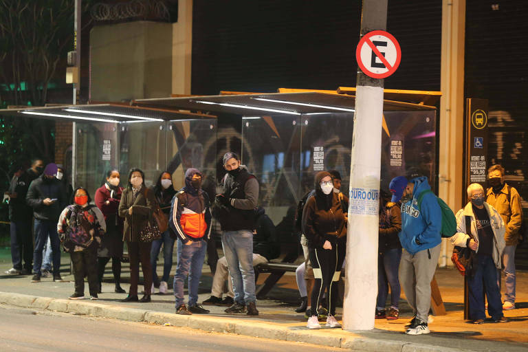 Passageiros aguardam em ponto de ônbibus na avenida Engenheiro Caetano Álvares, na zona norte de SP