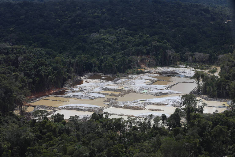 Áreas de garimpo ilegal que promovem devastação na Amazônia; o fundo promete acabar com o desmatamento da floresta