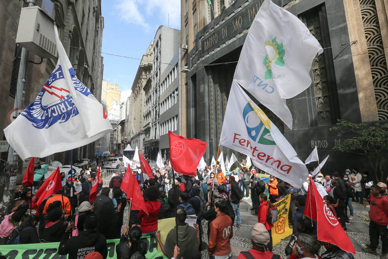 Privatização da Eletrobras na Bolsa tem protestos e elogio de Guedes à ditadura
