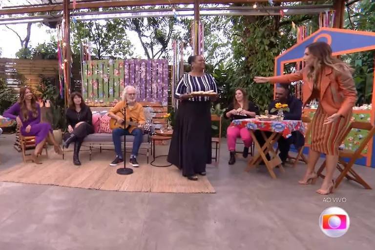 Talitha Morete durante momento em que pede que convidada sirva os demais no É de Casa (Globo)