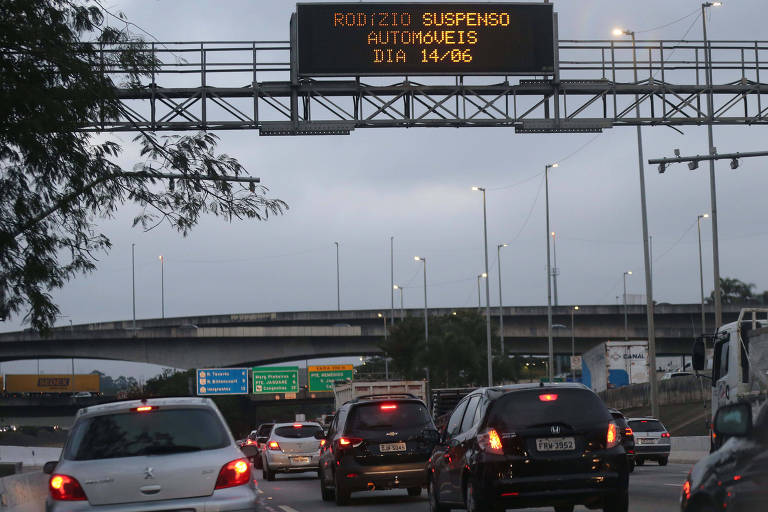 Sinalização na marginal Tietê informa aos motoristas que o rodizio foi suspenso por causa da greve