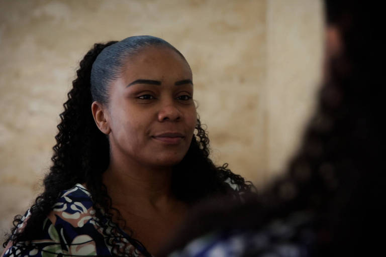 A assistente social Bábara Ezequiel, 42, na casa em que vive com as três filhas, em São Paulo