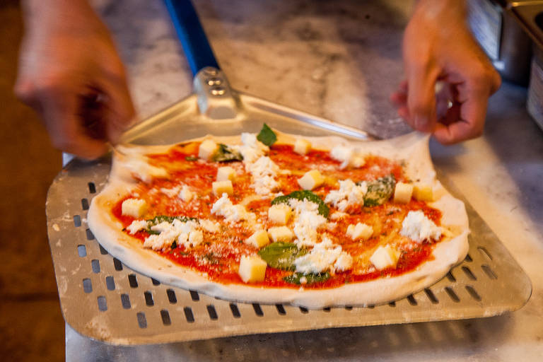 Veja imagens de pizzas e pizzarias paulistanas