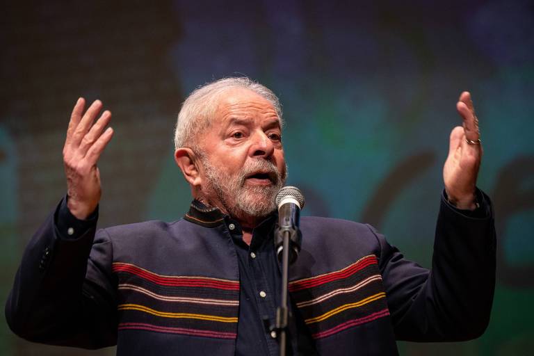 De pé, o ex-presidente Lula discursa em evento no teatro da PUC-SP em São Paulo