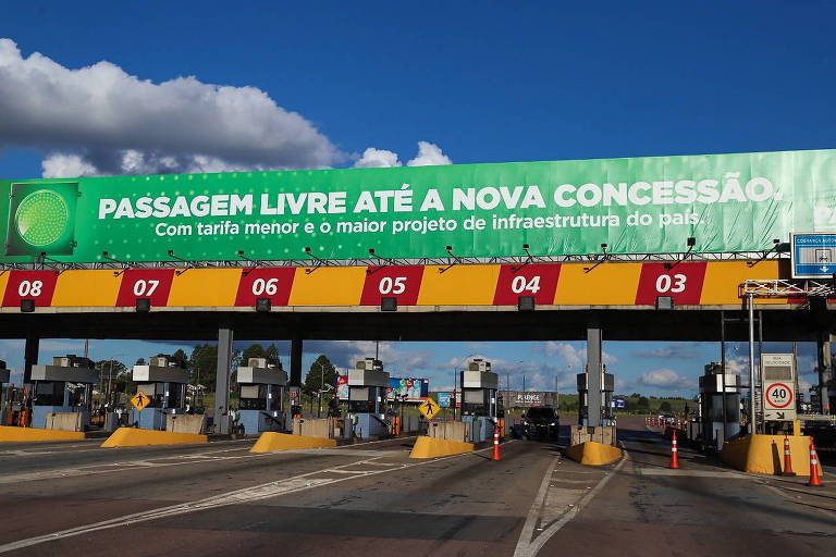 Imagem mostra praças de pedágio desativadas no Paraná, com chancelas levantadas