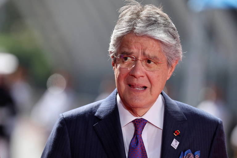 O presidente do Equador, Guillermo Lasso, que tem cabelos curtos grisalhos e usa óculos, terno escuro e gravata lilás, chega à Cúpula das Américas, em Los Angeles
