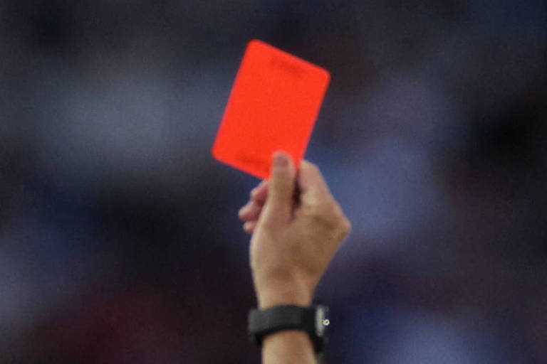 Cartão vermelho exibido por árbitro em Inglaterra x Hungria, na Liga das Nações