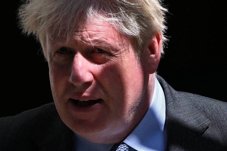 O premiê britânico, Boris Johnson, deixa o número 10 de Downing Street, sede do governo, para ir ao Parlamento, em Londres