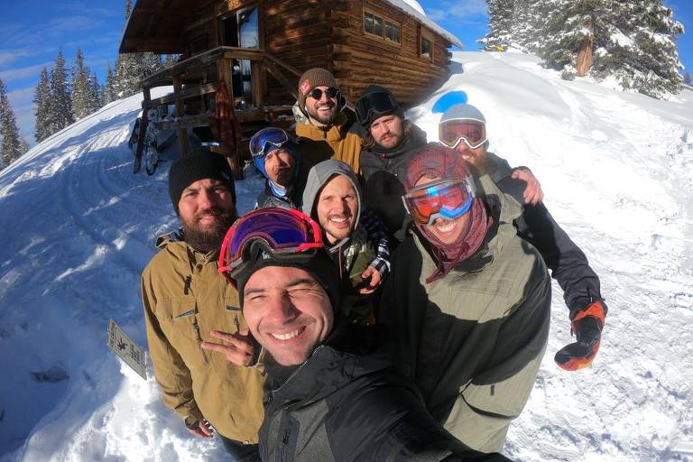 O humorista e apresentador Marco Luque faz selfie com amigos nas montanhas nevadas de Chapelco, na Argentina