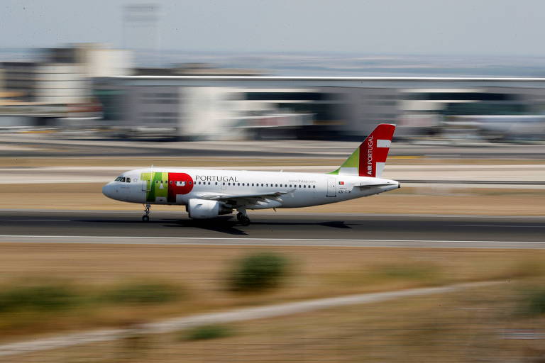 Aeronave pousa no aeroporto de Lisboa, em Portugal