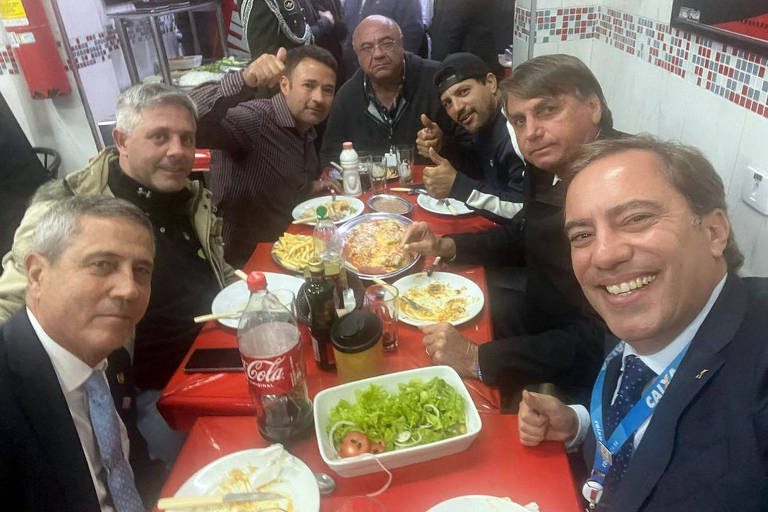 Presidente Jair Bolsonaro almoça com general Braga Netto, coronel Mello Araújo, Pedro Guimarães e apoiadores em restaurante na Ceagesp de São Paulo

