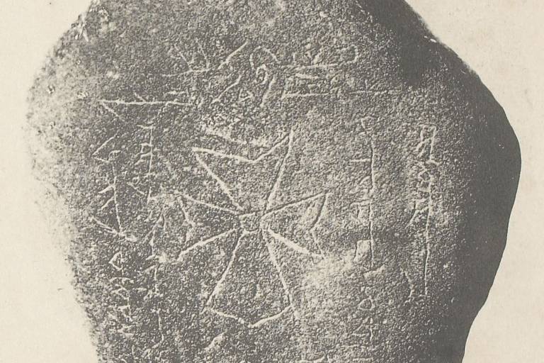 pedra com cruz desenhada