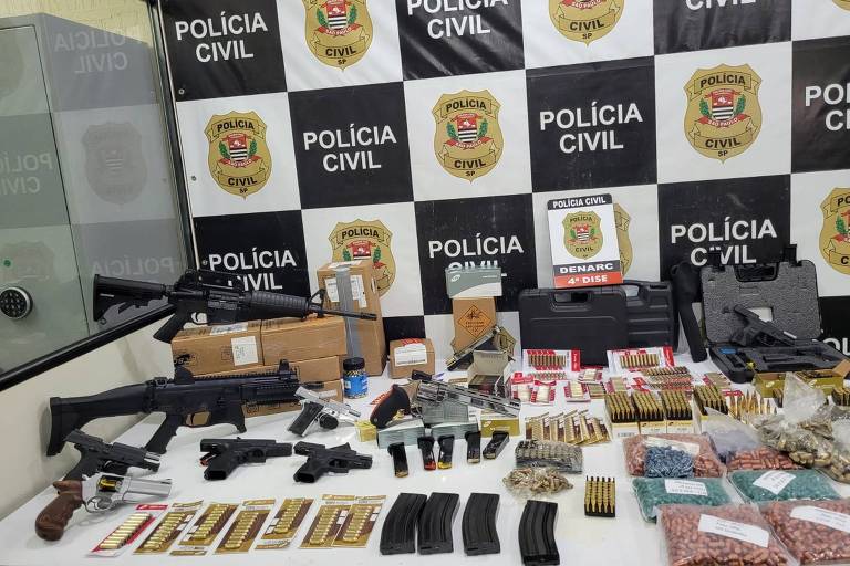 Armas e munições expostas sobre a mesa de unidade da polícia