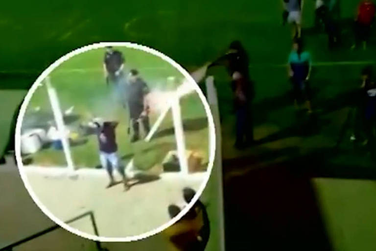 Vídeo mostra PM atirando balas de borracha em homem em estádio de GO