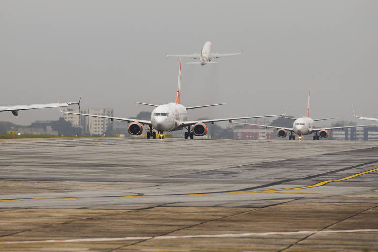 Imagem mostra aviões em pista de decolagem