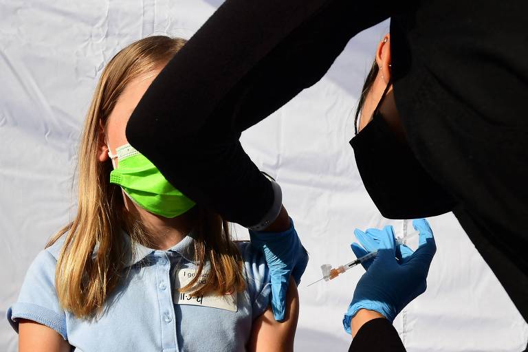 Criança recebe vacina da Pfizer contra a Covid, em Los Angeles, na Califórnia