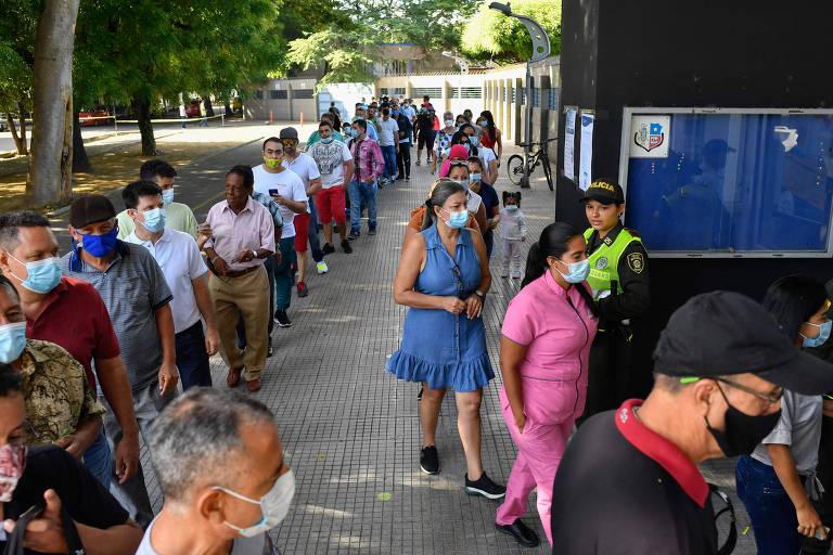 Eleitores fazem fila em Cúcuta, na Colômbia, durante primeiro turno das eleições presenciais