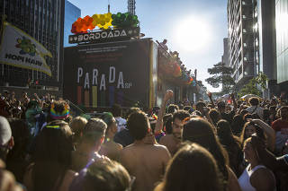 Público durante a 23ª Parada do Orgulho LGBT, em São Paulo