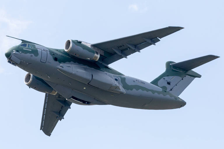 Um avião de transporte multimssão KC-390 em voo de teste da Embraer