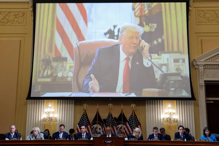 Comitê da Câmara dos Deputados dos EUA responsável por investigar a invasão ao Capitólio apresenta vídeo em que o ex-presidente dos EUA Donald Trump conversa com seu vice-presidente, Mike Pence 