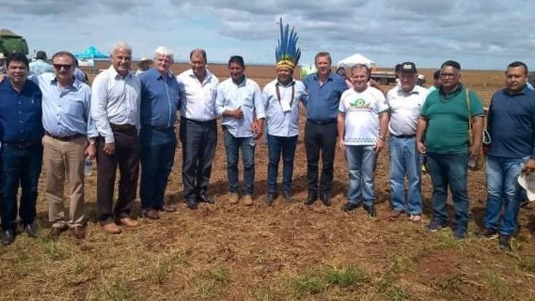 Comitiva do governo liderada pelo secretário Nabhan Garcia (2º da esq. para a dir.) visita comunidade Paresi, que cultiva soja em Mato Grosso