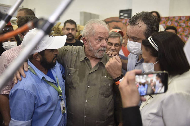 Lula abraça e é fotografado por apoiadores 