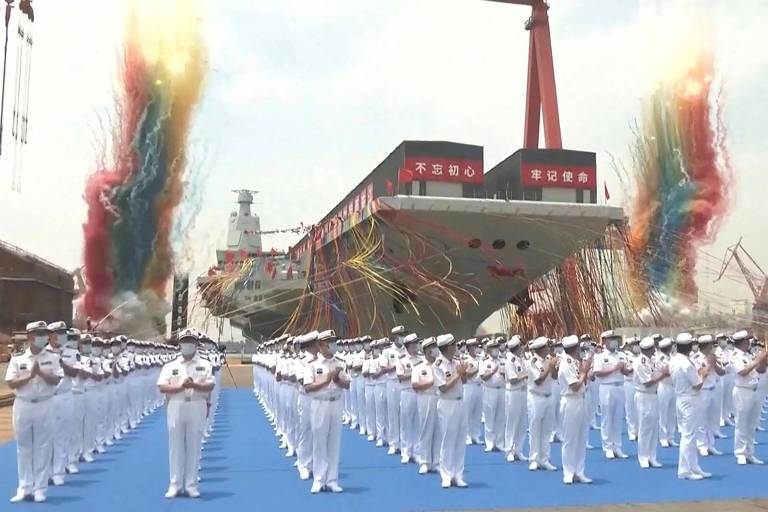 Cena de vídeo da CCTV chinesa mostra a cerimônia de lançamento do porta-aviões Fujian, em Xangai