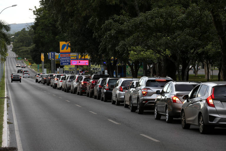 Em março, com a alta do preço internacional do petróleo e o consequente aumento anunciado pela Petrobras, houve corrida aos postos para abastecer antes que o aumento fosse repassado ao consumidor