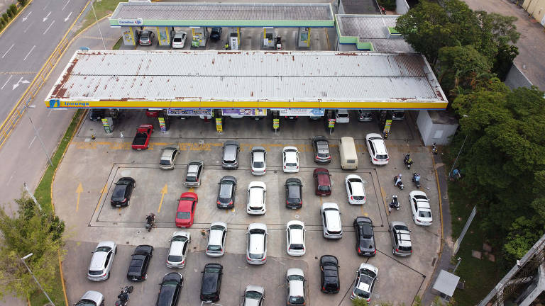 Após a Petrobras aumentar, em março, os preços da gasolina, do gás de cozinha e diesel, consumidores formaram filas em postos. Visão de posto de combustível em Santo André (ABC)