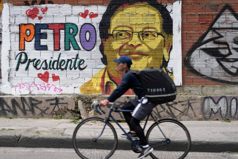 Mural retrata o candidato à Presidência da Colômbia Gustavo Petro em Bogotá